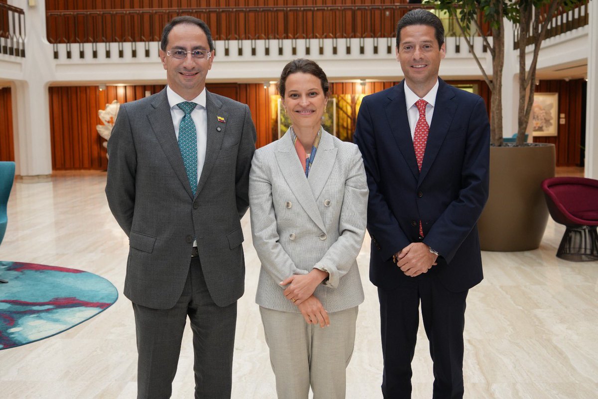 defensoresco's tweet photo. Concluyó la visita del vicepresidente electo, José Manuel Restrepo (@jrestrp), y de los ministros designados de Hacienda y Comercio al Banco Mundial, donde sostuvieron una reunión con su presidente, Ajay Banga. 

Durante el encuentro se ratificó el respaldo de ese organismo a Colombia y el avance en la estructuración de un paquete integral de cooperación e inversión que será presentado próximamente junto al presidente electo de Colombia, Abelardo De La Espriella (@ABDELAESPRIELLA). 

El Gobierno electo continúa fortaleciendo la confianza internacional y construyendo alianzas para impulsar el crecimiento, el empleo y las oportunidades para todos los colombianos.