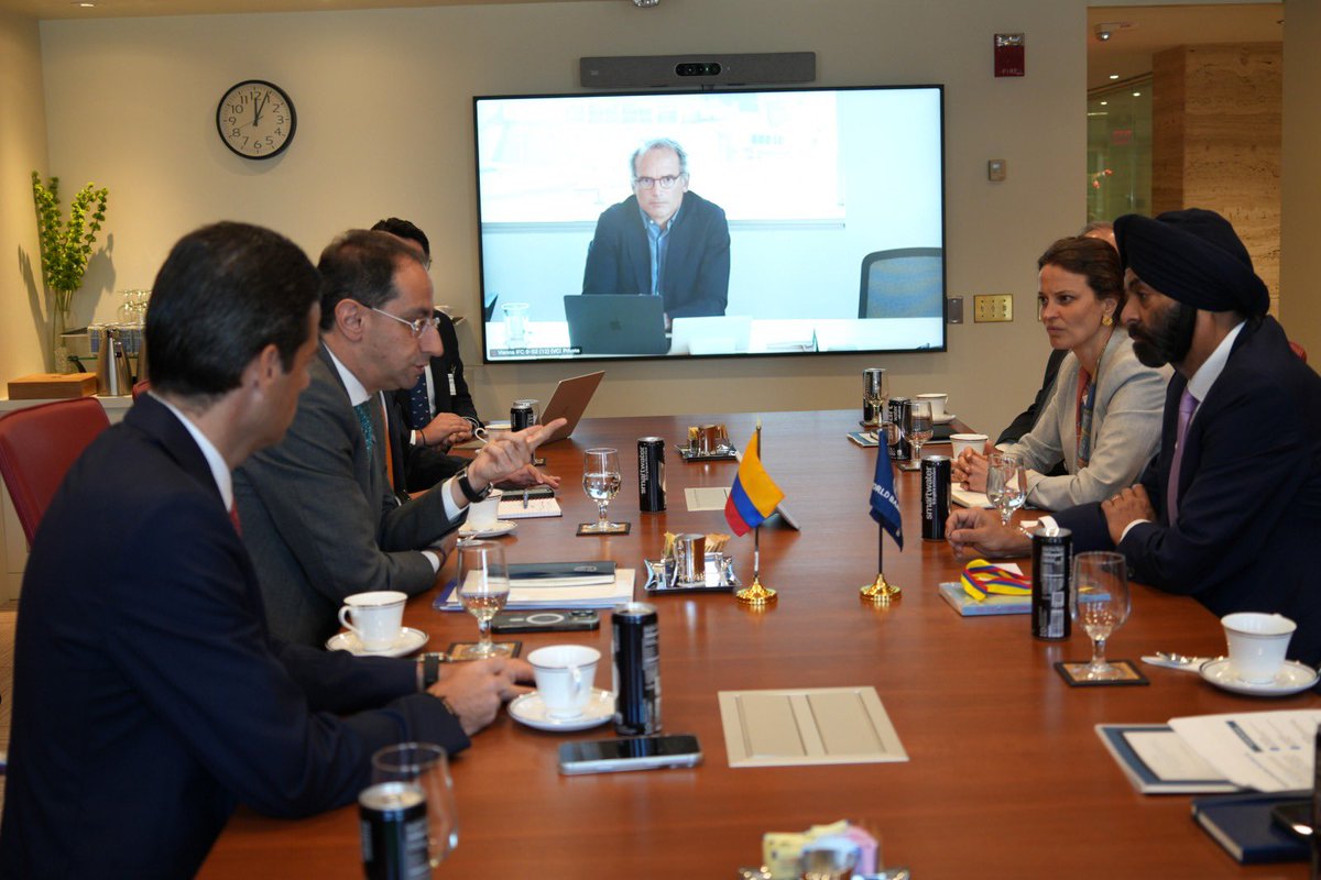 defensoresco's tweet photo. Concluyó la visita del vicepresidente electo, José Manuel Restrepo (@jrestrp), y de los ministros designados de Hacienda y Comercio al Banco Mundial, donde sostuvieron una reunión con su presidente, Ajay Banga. 

Durante el encuentro se ratificó el respaldo de ese organismo a Colombia y el avance en la estructuración de un paquete integral de cooperación e inversión que será presentado próximamente junto al presidente electo de Colombia, Abelardo De La Espriella (@ABDELAESPRIELLA). 

El Gobierno electo continúa fortaleciendo la confianza internacional y construyendo alianzas para impulsar el crecimiento, el empleo y las oportunidades para todos los colombianos.