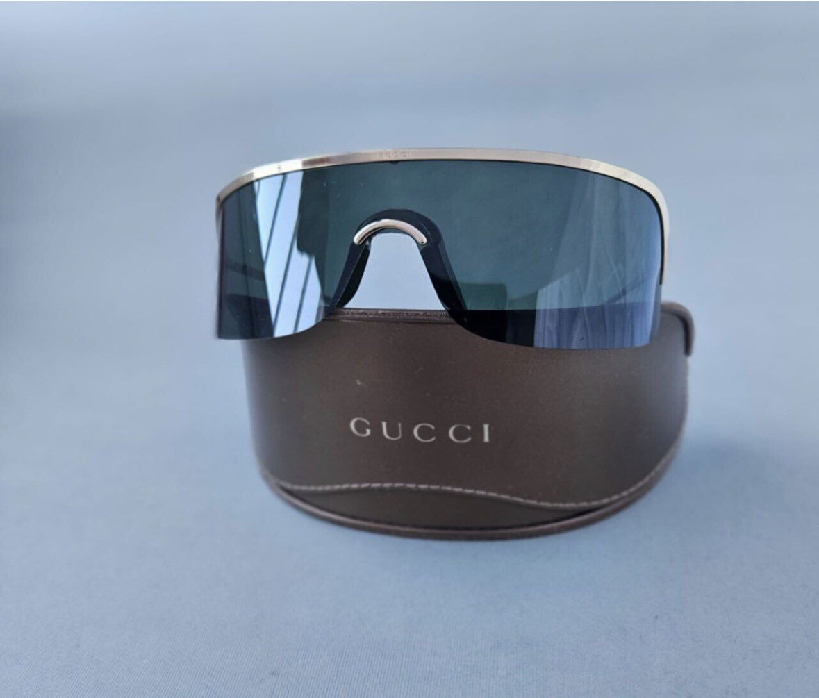 burydabarbie's tweet photo. Stephanie Milan at the legends ball (2001)
walking fq foot,bag,and eyewear 
in a pair of red gucci GG 1651/S shield sunglasses https://t.co/VfKAXLiExu