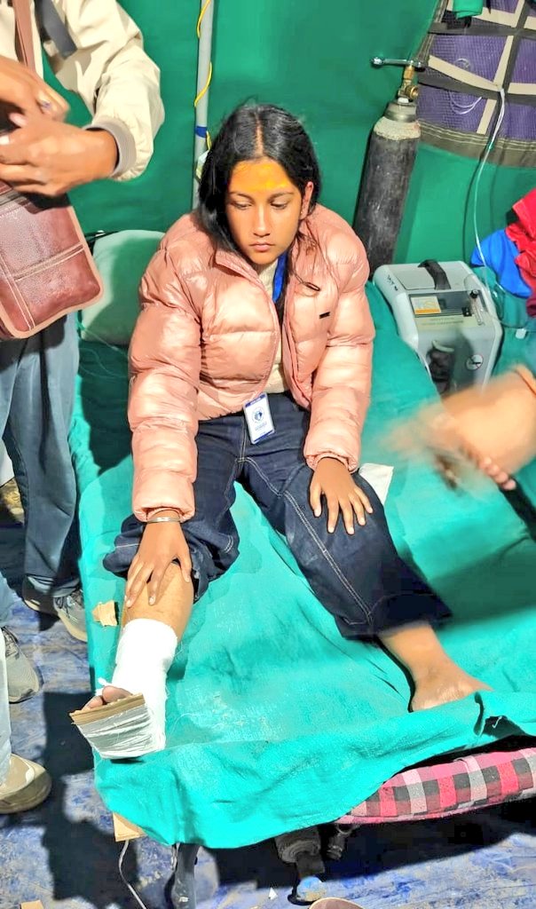 14bnssb's tweet photo. #SSB MRT swiftly rescued Jyoti (17), Uttar Pradesh, at #UpperRailpathri after she sustained an ankle injury in a fall and became unable to walk. Following immediate pre-hospital treatment, she was safely evacuated to the State Hospital.
Swift to Respond. Steadfast to Protect. https://t.co/IcBKJYCSxI