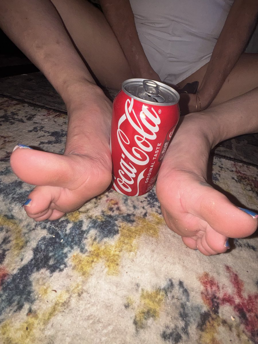 MistressMercs's tweet photo. I’m thirsty. Go fetch me a drink if you’re a simp for feet https://t.co/N48blUa9b4