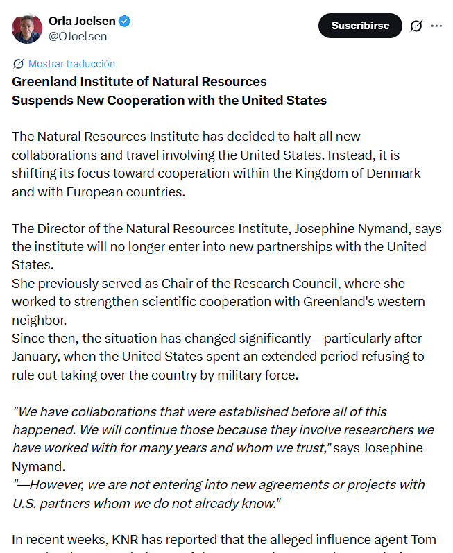 nachomdeo's tweet photo. El gobierno de Groenlandia informó que su Instituto de Recursos Naturales decidió detener todas las nuevas colaboraciones y viajes que involucren a EEUU. En su lugar, se va a enfocar en la cooperación dentro del Reino de Dinamarca y con países europeos.
Esto puede escalar las tensiones con Washington y refleja un deterioro de la confianza hacia la administración Trump.
En la práctica significa dejar de prestarle colaboración en áreas clave como el cambio climático, pesca, recursos minerales, biodiversidad ártica y glaciología. Romper nuevos vínculos ralentizará proyectos y reducirá el intercambio de datos y tecnología que se necesitan para operar con costos ajustados a un ambiente remoto y hostil climáticamente.
El instituto mantendrá las colaboraciones ya existentes con investigadores que considere "de confianza", pero no iniciará nuevas. Esto congela de manera parcial la cooperación científica.
En el plano económico, afecta de forma indirecta pero de manera significativa las aspiraciones de EEUU para hacer negocios minerales en Groenlandia, especialmente en el rubro de las tierras raras. Groenlandia tiene dos de los depósitos más grandes del mundo.
Al suspender nuevas colaboraciones se reduce el intercambio de datos geológicos, conocimiento técnico y estudios conjuntos. Esto es importante porque las empresas mineras necesitan información científica de calidad para organizar sus planes financieros o hacer  evaluaciones de impacto ambiental y estudios de base para avanzar en cualquier proyecto minero.
Vamos al ejemplo mas importante: el proyecto Tanbreez, donde la estadounidense Critical Metals Corp tiene participación mayoritaria y a la cual el gobierno de Trump ha considerado darle apoyo financiero por medio de un préstamo de hasta U$S 120 millones del EXIM Bank.
La compañia ya tiene una licencia de explotación activa y completó la Evaluación Económica Preliminar para extraer tierras raras pesadas como el disprosio, terbio e itrio, que son fundamentales para fabricar imanes permanentes de alto rendimiento utilizados en vehículos eléctricos y turbinas eólicas. Además, buscará extraer circonio, hafnio, galio, niobio y tantalio, considerados también minerales críticos.
El proyecto no se detiene, pero a partir de esta decisión su presencia se puede volver mas costosa al tener que usar recursos propios y trabarse en cuestiones burocráticas. 
Pero para operar o ampliar su negocio en la isla y en particular en los yacimientos de tierras raras, necesita presentar evaluaciones ambientales, estudios geológicos y técnicos, permisos y trámites que se facilitan si el instituto groenlandés les presta su colaboración. 
Si esa colaboración no está restringida a los competidores europeos, esas empresas serán mas competitivas al contar con información clave para desarrollar sus propios proyectos y por lo tanto podrán hacerse con parte importante de un negocio que Trump quiere para los EEUU. 
Esta medida parece ser la respuesta a la declaración de Trump en la cumbre de la OTAN en Ankara en la que refoltó su plan para controlar Gronelandia. 
Es una apuesta riesgosa porque en la Casa Blanca puede ser interpretada como un desafío que merece una respuesta categórica.