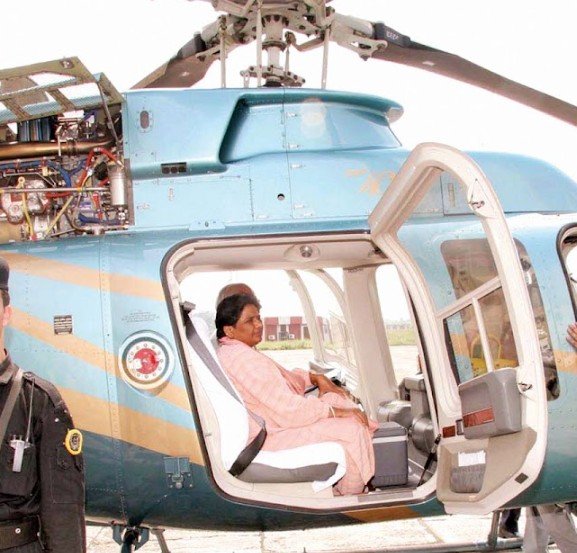 Serenity2601026's tweet photo. सीएम के बेड़े का हिस्सा है हेलीकॉप्टर...🚁 
हर सीएम हेलीकॉप्टर से ही जाता है. 

लेकिन सबकी नजर मायावती की हेलीकॉप्टर में ऐसी पड़ी जैसे बस वो अकेली CM ही हेलीकॉप्टर में चलती हैं..!!

किसी की नजर आजतक मोदी के अडानी वाले प्लेन, या गांधी के बजाज की गाड़ियों में नहीं गई..

 क्यों...? https://t.co/FSIaWdxVnm
