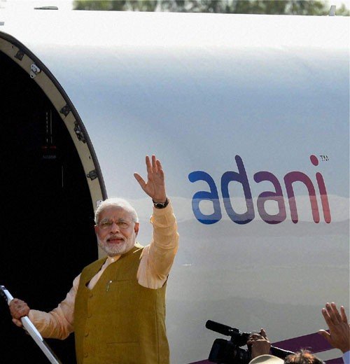 Serenity2601026's tweet photo. सीएम के बेड़े का हिस्सा है हेलीकॉप्टर...🚁 
हर सीएम हेलीकॉप्टर से ही जाता है. 

लेकिन सबकी नजर मायावती की हेलीकॉप्टर में ऐसी पड़ी जैसे बस वो अकेली CM ही हेलीकॉप्टर में चलती हैं..!!

किसी की नजर आजतक मोदी के अडानी वाले प्लेन, या गांधी के बजाज की गाड़ियों में नहीं गई..

 क्यों...? https://t.co/FSIaWdxVnm