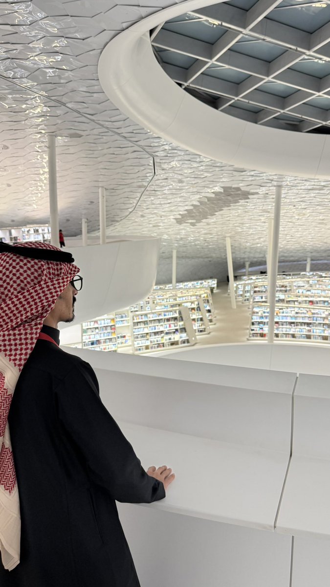 9ak9's tweet photo. أجملُ شعور يأتي القارئ أنّ هناك الكثير من الكتب الممتعة التي لمّا تُقرأ بعد. https://t.co/errwCaMwKP