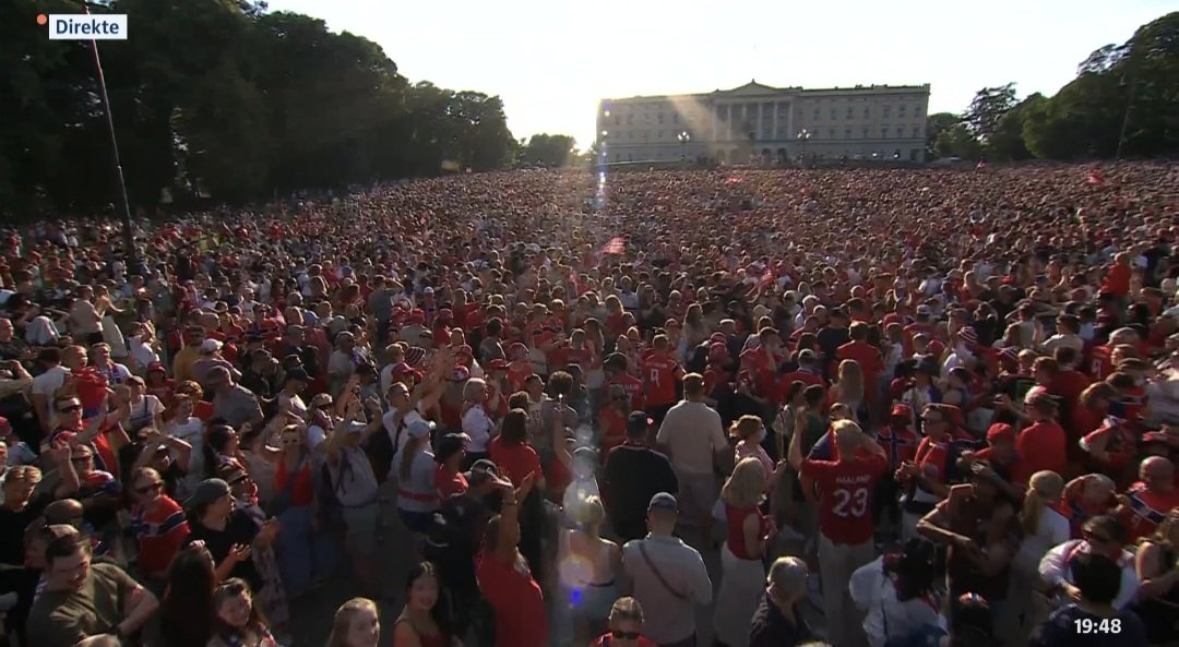 Nordic_News's tweet photo. Tens of thousands are waiting for Norway's World Cup heroes outside Royal Palace in Oslo
Pictures: NRK https://t.co/TDIr3zmAXA https://t.co/hDgvK4u88M