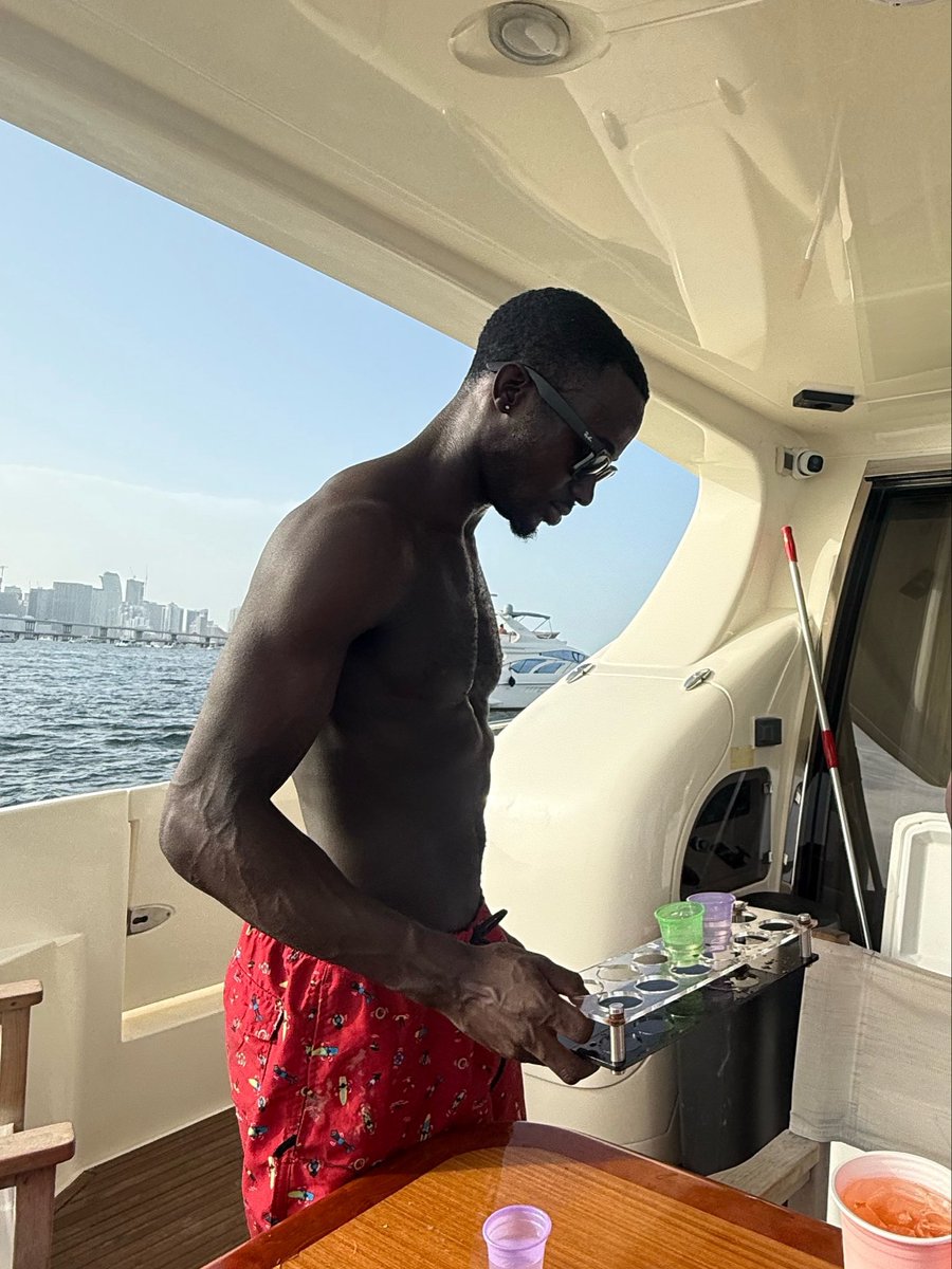damilolasummer's tweet photo. 97 degrees 🌡️ https://t.co/qexGztFJIY