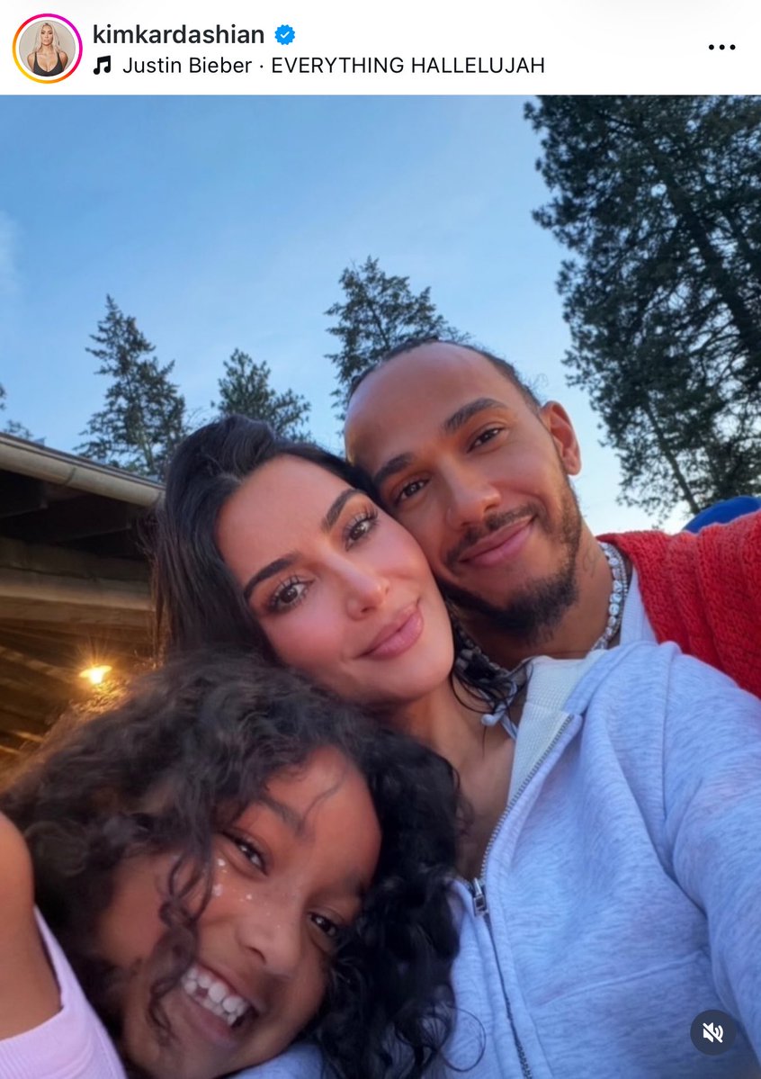 jessicasuai's tweet photo. Quem pegou pegou (metade no planeta). Quem não pegou não pega mais. Agora ele é homem de família 🙏🏾🙏🏾 https://t.co/ucLCrKTlN1
