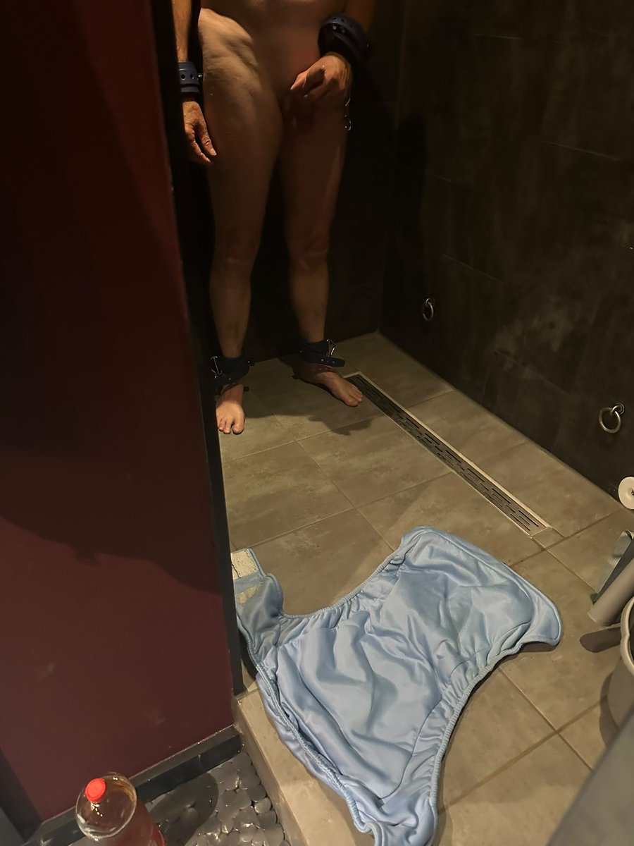paulus030's tweet photo. Moest in de hoek staan en toe kijken hoe de meesteres  mijn luier vol giet met urine . Daarna moest ik hem aandoen https://t.co/zD8CBmOFf6