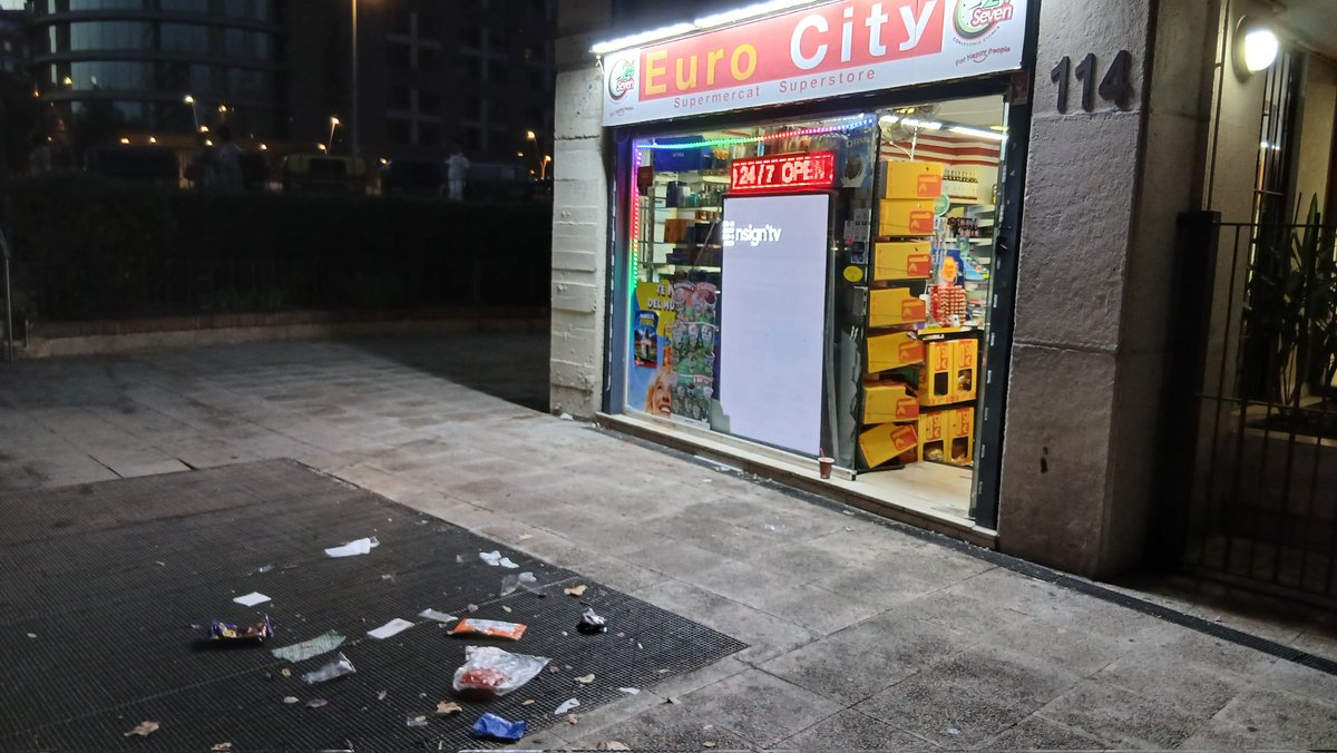 annavoltas's tweet photo. @riverolavic un dubte,  els twiter de Guàrdia Urbana i Ajuntament ja no estan operatius. On es pot enviar aquesta foto? Així està com tenen el carrer aquests 24 hores a Carrer Tarragona 114. Sempre esta així.  Es una vergonya. Qui pot anat a dir-lis que ho tinguin net?? https://t.co/lK36Sb80Fr