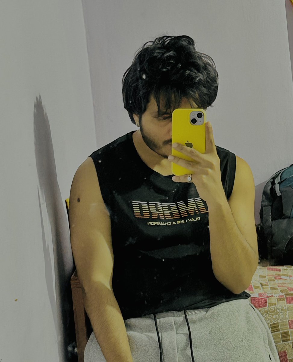 marathikirann's tweet photo. My bedroom is my comfort zone, and the mirror has been a silent witness to every version of me…!!

#Homesweethome #comfortzone #Comfort #MirrorCheck #Mirror #Selfie #Stories #Life #Lifestory https://t.co/GKZlFgTiAk
