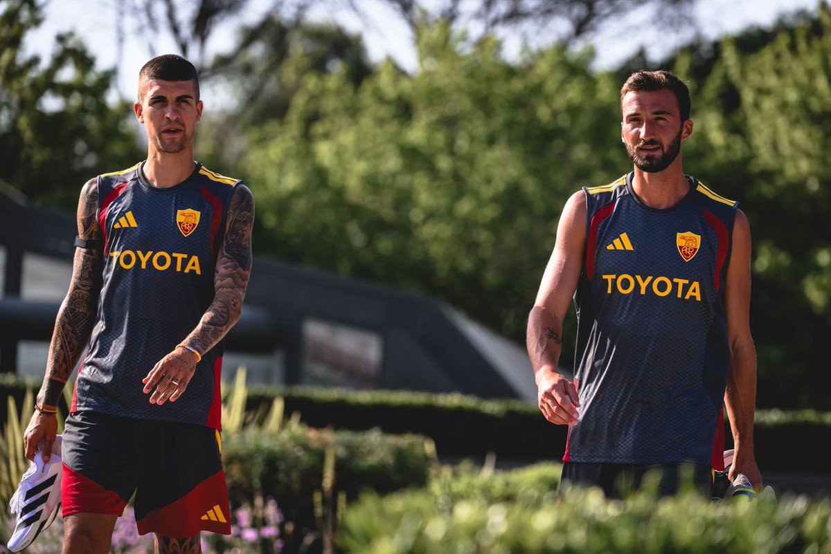 RomaSpace_eu's tweet photo. 🔴🟡 I migliori scatti da Trigoria del primo allenamento della stagione 2026/2027. 📸 

#RomaSpace | #ASRoma https://t.co/rN38RmIZsK