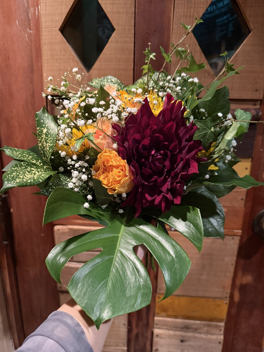 y_kurasawa's tweet photo. とっても嬉しいことがありまして
初回水音の放送を見てくれた心べっぴんさんが先週水曜日に知ったライブ情報で今日来てくださったり、
様々な訳があってライブ本編は観れないけど、よしえさんがいわきに来てくれると聞きつけお花だけ持ってきました、って方がいたり。泣
本当に温かい夜でした。感謝... https://t.co/yeReRsp46D