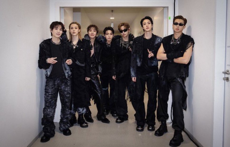 llamoo_a's tweet photo. It seems Hype editor on vacation, they haven't edit jin height this time 🤣 https://t.co/jh0H34N9OF