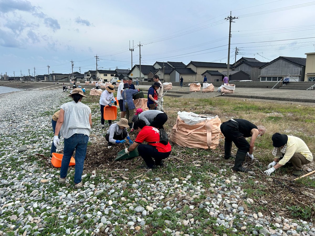 kingkurobe's tweet photo. 7/12(日)早朝より
「みんなできれいにせんまいけ大作戦2026」
黒部市の生地浜海岸の清掃に行ってきました☺️‼️
地域の皆様と触れ合えてとてもいい経験をさせて頂きました🙇‍♂️
ありがとうございました🫶

第40回 くろべ生地浜海上花火大会
は7/25（土）です🎇

#みんなできれいにせんまいけ大作戦2026 https://t.co/lnwSHtfIvN