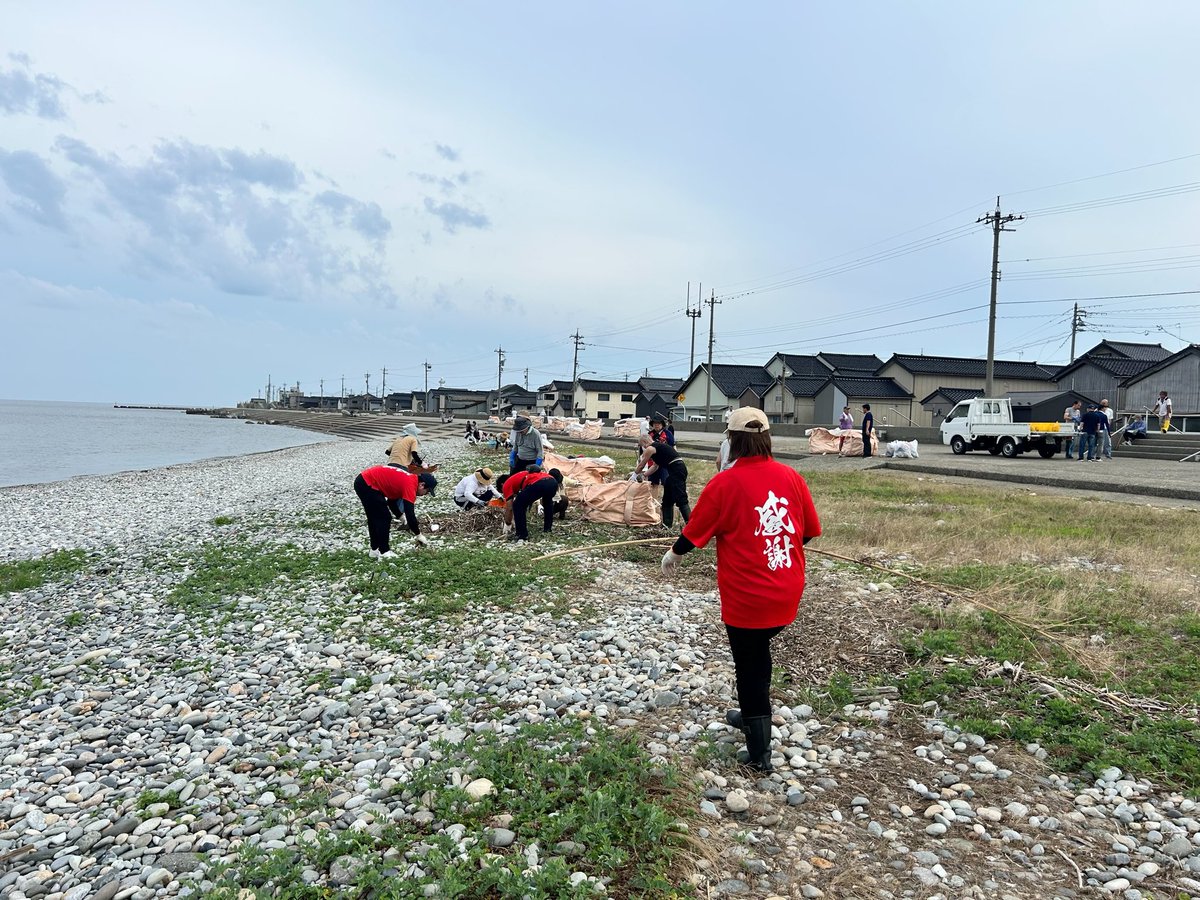 kingkurobe's tweet photo. 7/12(日)早朝より
「みんなできれいにせんまいけ大作戦2026」
黒部市の生地浜海岸の清掃に行ってきました☺️‼️
地域の皆様と触れ合えてとてもいい経験をさせて頂きました🙇‍♂️
ありがとうございました🫶

第40回 くろべ生地浜海上花火大会
は7/25（土）です🎇

#みんなできれいにせんまいけ大作戦2026 https://t.co/lnwSHtfIvN