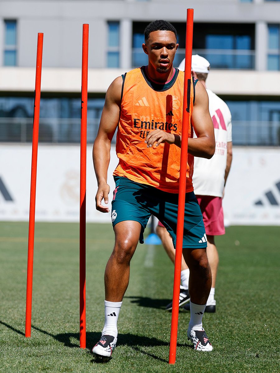 _PitchPulseHQ's tweet photo. Trent Alexander-Arnold putting in the work at Real Madrid training. https://t.co/E2ewHG3B1H