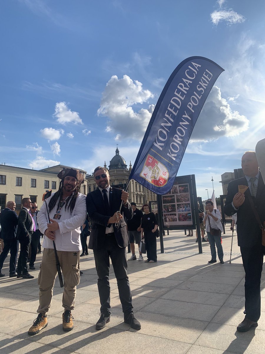 TIndyka's tweet photo. Wołyń – Pamiętamy! 🇵🇱 

Domostawa, 11 lipca oddaliśmy hołd Ofiarom ludobójstwa na Wołyniu i Kresach Wschodnich.
Był to dzień pełen ważnych wydarzeń i patriotycznych spotkań. Wzięliśmy udział w uroczystościach w Domostawie, Marszu Wołyńskim w Lublinie oraz spotkaniu otwartym z Grzegorzem Braunem.
Dziękujemy wszystkim, którzy byli z nami i wspólnie pielęgnują pamięć o naszych Rodakach oraz dbają o prawdę historyczną.

Konfederacja Korony Polskiej – Warszawa Wianuszek 🇵🇱
Wołyń Pamiętamy! Cześć i chwała Bohaterom!
#KonfederacjaKoronyPolskiej
#GrzegorzBraun
#tomaszindyka
#koronawarszawawianuszek
#TuJestPolska