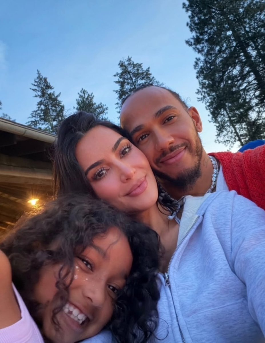 LH44NEWS's tweet photo. Lewis Hamilton com Kim Kardashian e a filha dela, Chicago. 🤍 https://t.co/YGnZdpozIJ