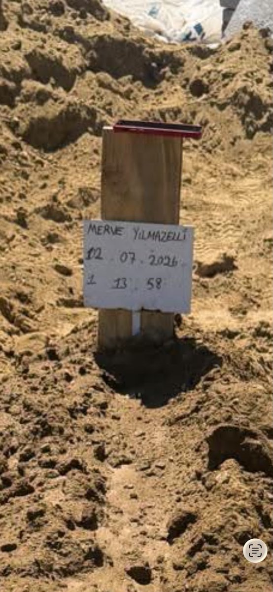 elfiayda's tweet photo. Ekmek parası peşindeyken hayattan koparılan motokurye Merve Yılmazelli, ölümünde bile kendi ailesi tarafından reddedildi. Amcasının son anda defnettiği Merve’nin cebinden çıkan 215 TL ise bir camiye bağışlandı. Yaşarken sömürülen, ölürken kimsesizliğe itilen Merve... https://t.co/H8bGT9T7P0