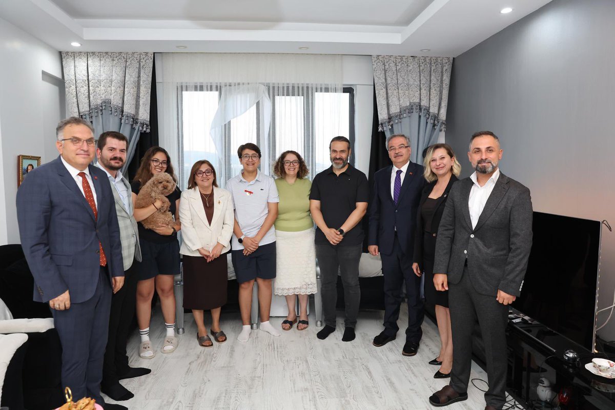GaziantepBeld's tweet photo. Başkanımız Fatma Şahin, 2026 LGS’de tüm soruları doğru yanıtlayarak Türkiye birincileri arasında yer alan öğrencilerimiz Ahmet Ulaş, Berkay Turan ve Ali Eymen Karataş’ı, İl Millî Eğitim Müdürümüz Dr. Önder Arpacı ile birlikte ziyaret etti.

Başarılarıyla şehrimize ve ülkemize büyük gurur yaşatan öğrencilerimizi gönülden tebrik ediyor, eğitim hayatlarında başarılarının artarak devam etmesini diliyoruz.

Ziyarette Başkanımız Fatma Şahin, öğrencilerimizin bu anlamlı başarılarını tam altın hediyesi ve Bosna Hersek’e düzenlenecek kültür ve tarih gezisiyle taçlandırdı.