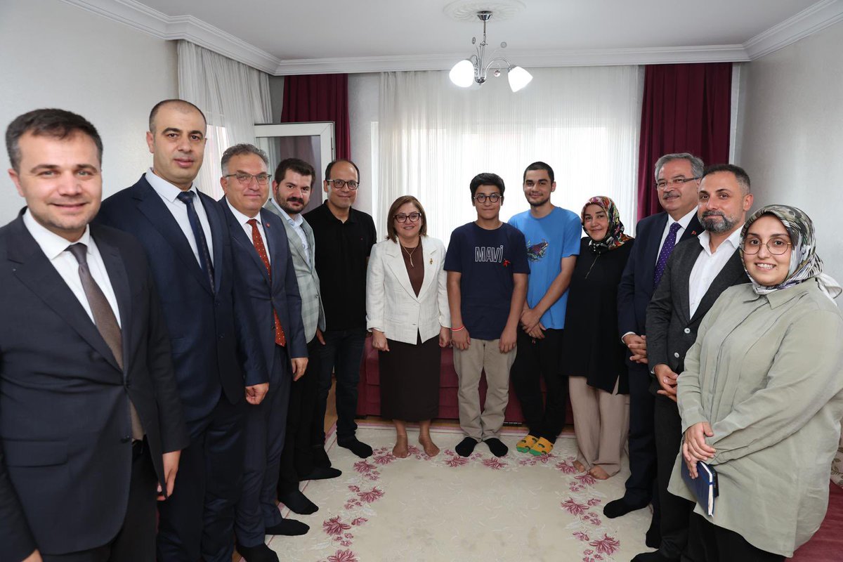 GaziantepBeld's tweet photo. Başkanımız Fatma Şahin, 2026 LGS’de tüm soruları doğru yanıtlayarak Türkiye birincileri arasında yer alan öğrencilerimiz Ahmet Ulaş, Berkay Turan ve Ali Eymen Karataş’ı, İl Millî Eğitim Müdürümüz Dr. Önder Arpacı ile birlikte ziyaret etti.

Başarılarıyla şehrimize ve ülkemize büyük gurur yaşatan öğrencilerimizi gönülden tebrik ediyor, eğitim hayatlarında başarılarının artarak devam etmesini diliyoruz.

Ziyarette Başkanımız Fatma Şahin, öğrencilerimizin bu anlamlı başarılarını tam altın hediyesi ve Bosna Hersek’e düzenlenecek kültür ve tarih gezisiyle taçlandırdı.