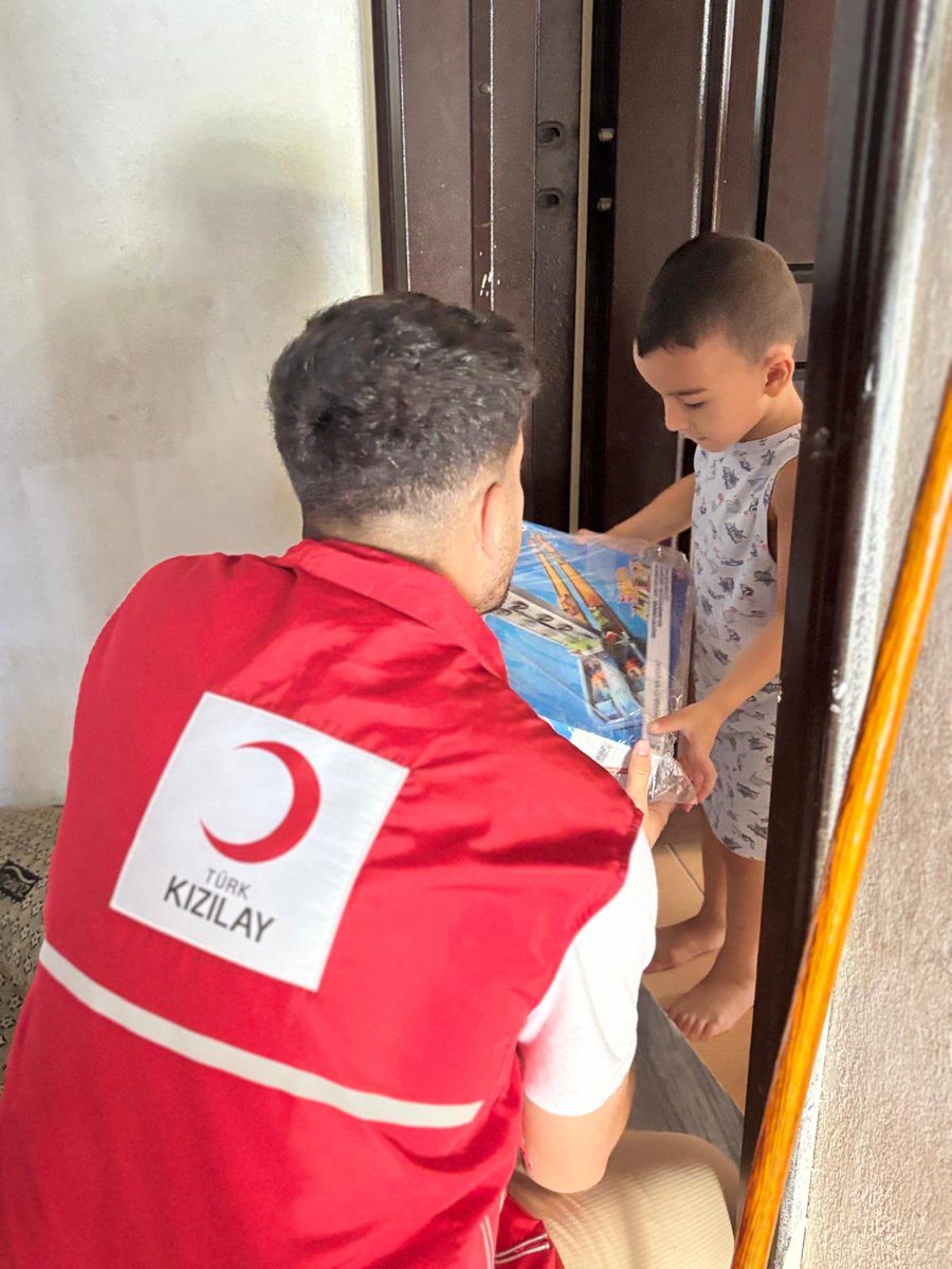 TKHataySubesi's tweet photo. 📍 Küçücük gözleri,kocaman kalpleriyle Kızılay ekibimizi karşılayan miniklerimizin mutluluğu ✨

🌙Kızılay Hatay ekiplerimiz ​hane ziyaretlerinde ihtiyaçları yerinde tespit ediyor; giyimden ev tekstiline kadar özenle hazırlanan destekleri ailelerimize ulaştırıyor. https://t.co/pwwFYCZdb5