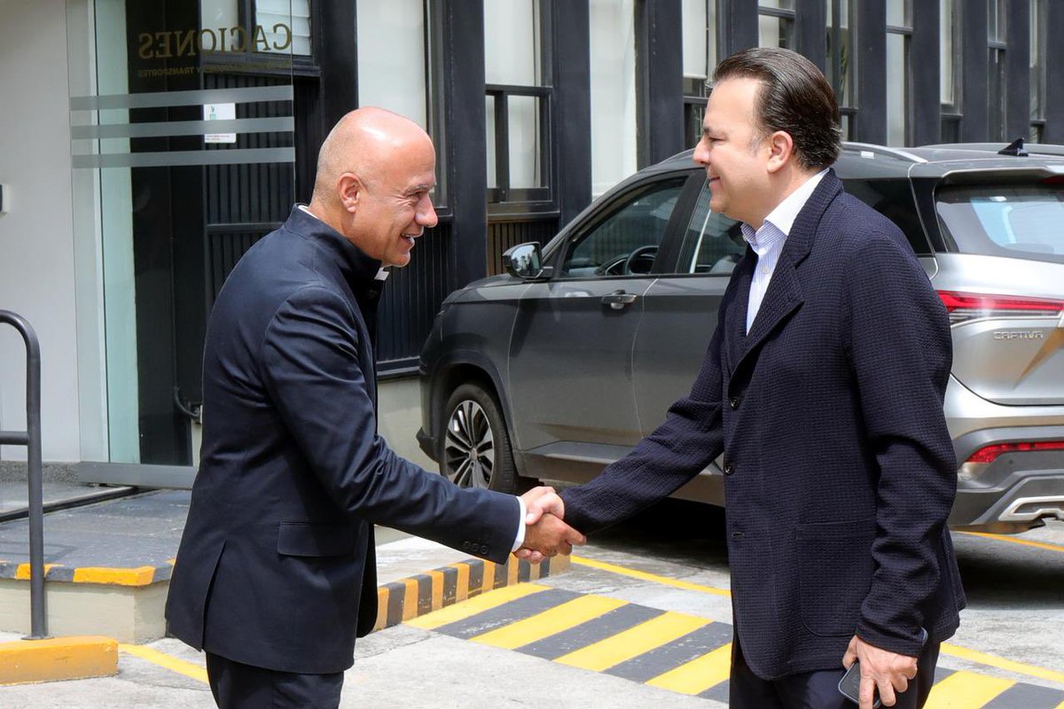 EVillegasV's tweet photo. 🤝 Continuamos con la agenda de trabajo en la Ciudad de México.

En reunión con Jesús Esteva Medina, secretario de Infraestructura, Comunicaciones y Transportes, y con David Calderón Hallal, director general de Conservación de Carreteras, dimos seguimiento a proyectos estratégicos para Durango, entre ellos la carretera Canatlán–Nuevo Ideal y el programa de mejoramiento de caminos rurales.

Seguimos sumando esfuerzos para impulsar obras que mejoren la conectividad en todo el estado.