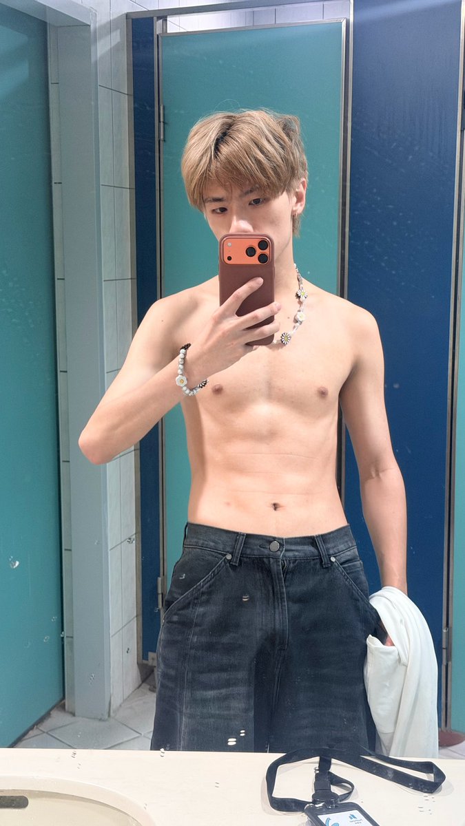 han_han1214's tweet photo. 這樣算有一點胸嗎？ https://t.co/JQmX64aeoG