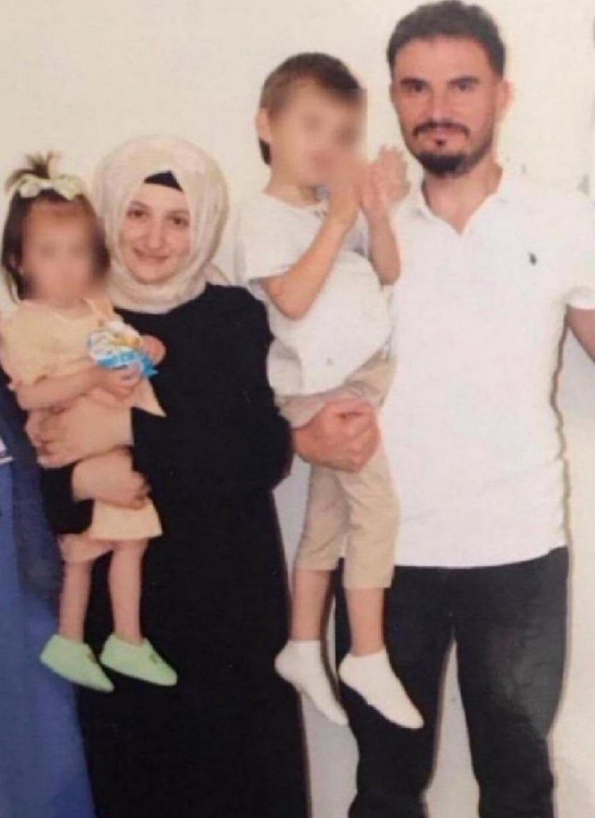 Tutsak_Bebek's tweet photo. Recep Delican 2020'de tutuklandı. 2023'te anne Aysel Delican da içeri girince, 2,5 ve 5 yaşındaki iki çocuk da anneleriyle Bakırköy Cezaevi'ne girdi. Cevdet 6 yaşına gelince annesinden ayrılıp dışarı gönderildi. Baba da tahliye oldu. Aysel Delican ve 4 yaşındaki Gülce hâl�� cezaevinde. Hem eşler hem çocuklar yıllardır bu ağır yükü taşıyor, bu zulüm bitsin artık!
@MSTanrikulu 

#KHKİhraçlarıSiyasidir