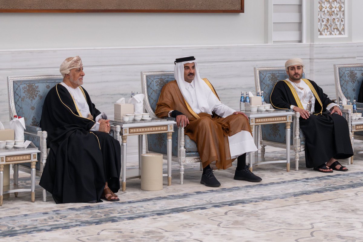 Marsalqatar's tweet photo. 🇶🇦🇴🇲| سمو الأمير @TamimBinHamad يستقبل صاحب السمو السّيد شهاب بن طارق آل سعيد نائب رئيس الوزراء لشؤون الدفاع بسلطنة عمان الشقيقة، الذي قدم التعازي لسموه في وفاة المغفور له بإذن الله صاحب السمو الأمير الوالد الشيخ حمد بن خليفة آل ثاني، وذلك في قصر لوسيل

#مرسال_قطر | #قطر | #الأمير_الوالد_في_ذمة_الله
