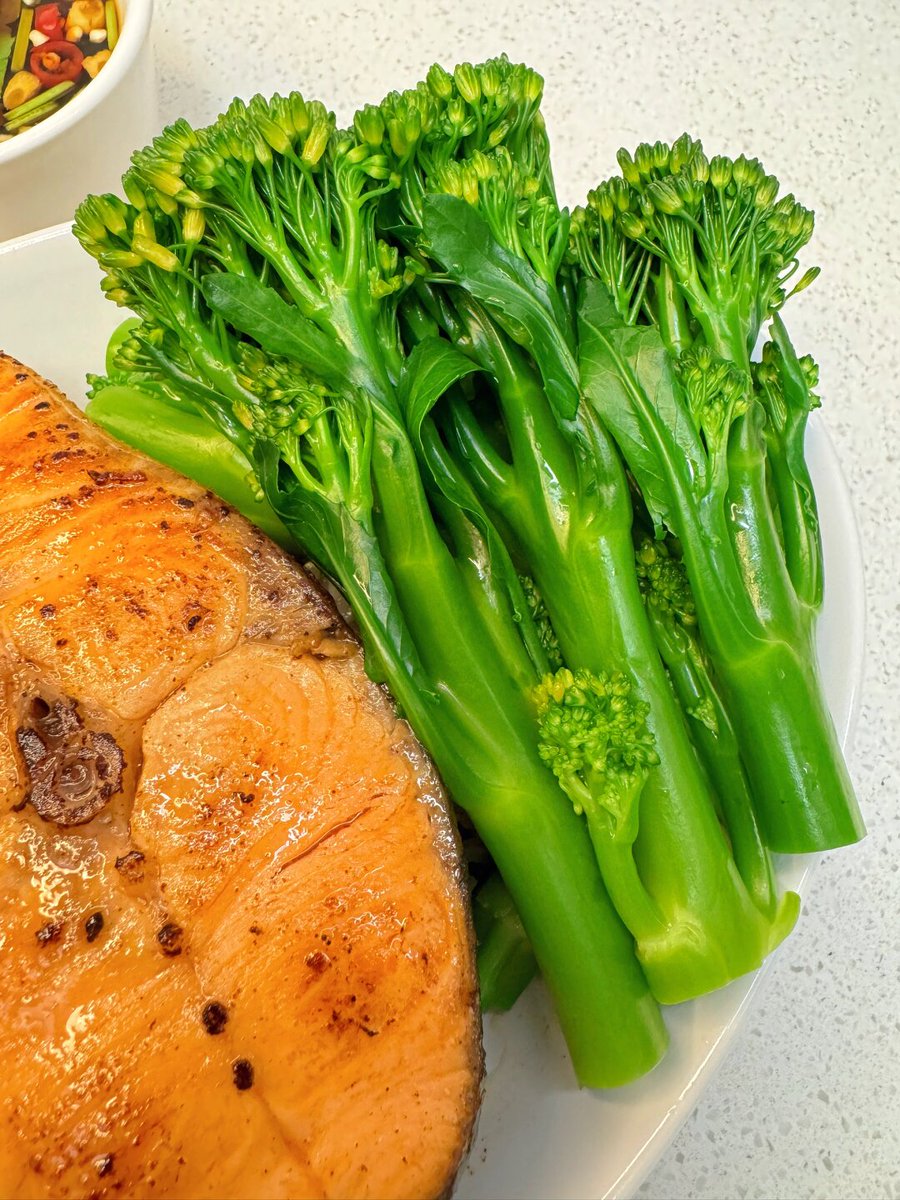 bamsakula67858's tweet photo. Just whipped up a garlic butter salmon bowl with roasted broccoli u0026 quinoa  Smooth lemon dressing makes this weeknight dinner hit different! https://t.co/mcTvG9IUMb