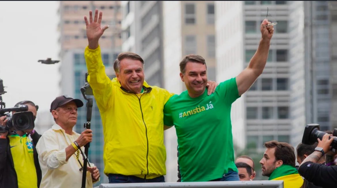 CentralDireitaB's tweet photo. 🇧🇷 URGENTE: Em razão da carta, Alexandre de Moraes proíbe Flávio Bolsonaro de visitar Jair Bolsonaro pelos próximos 90 dias.

Com a decisão, o pré-candidato não terá mais diálogo com seu pai até o dia da eleição.

🗞️ @CNNBrasil https://t.co/gQ7w0S3Jo2