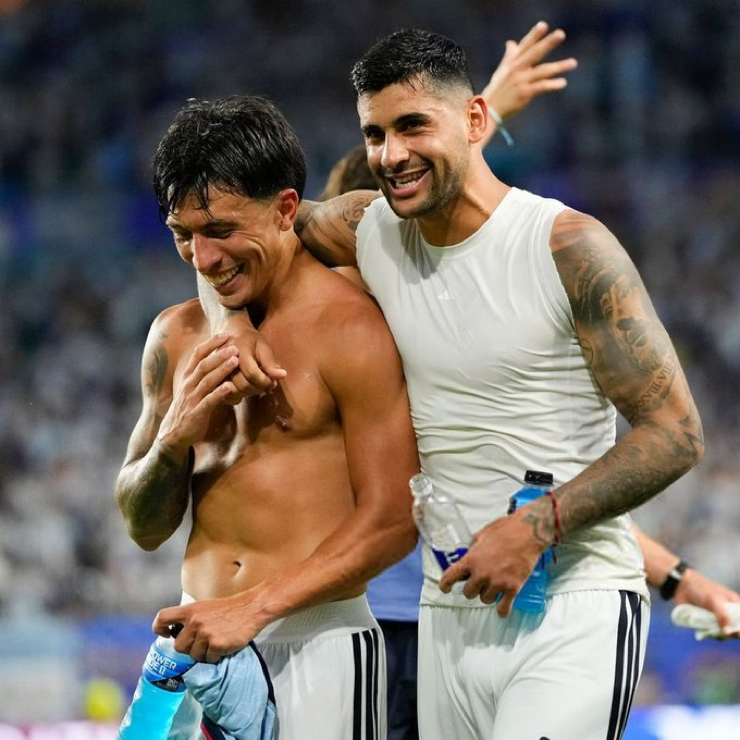 centregoals's tweet photo. 🚨🚨🎙️| Gary Neville on Argentina's defence: 

"I do not see any way we won't score at least 2 goals against Argentina. I call them the best-worst central defensive duo in the world." 

"They go from the sublime to the ridiculous .... You've got Cristian Romero and Lisandro Martínez who seem to give away a goal between them per game.

"Then you see them again and it turns out they're scoring goals, winning all the headers and popping up everywhere."

[@WeAreTheOverlap]