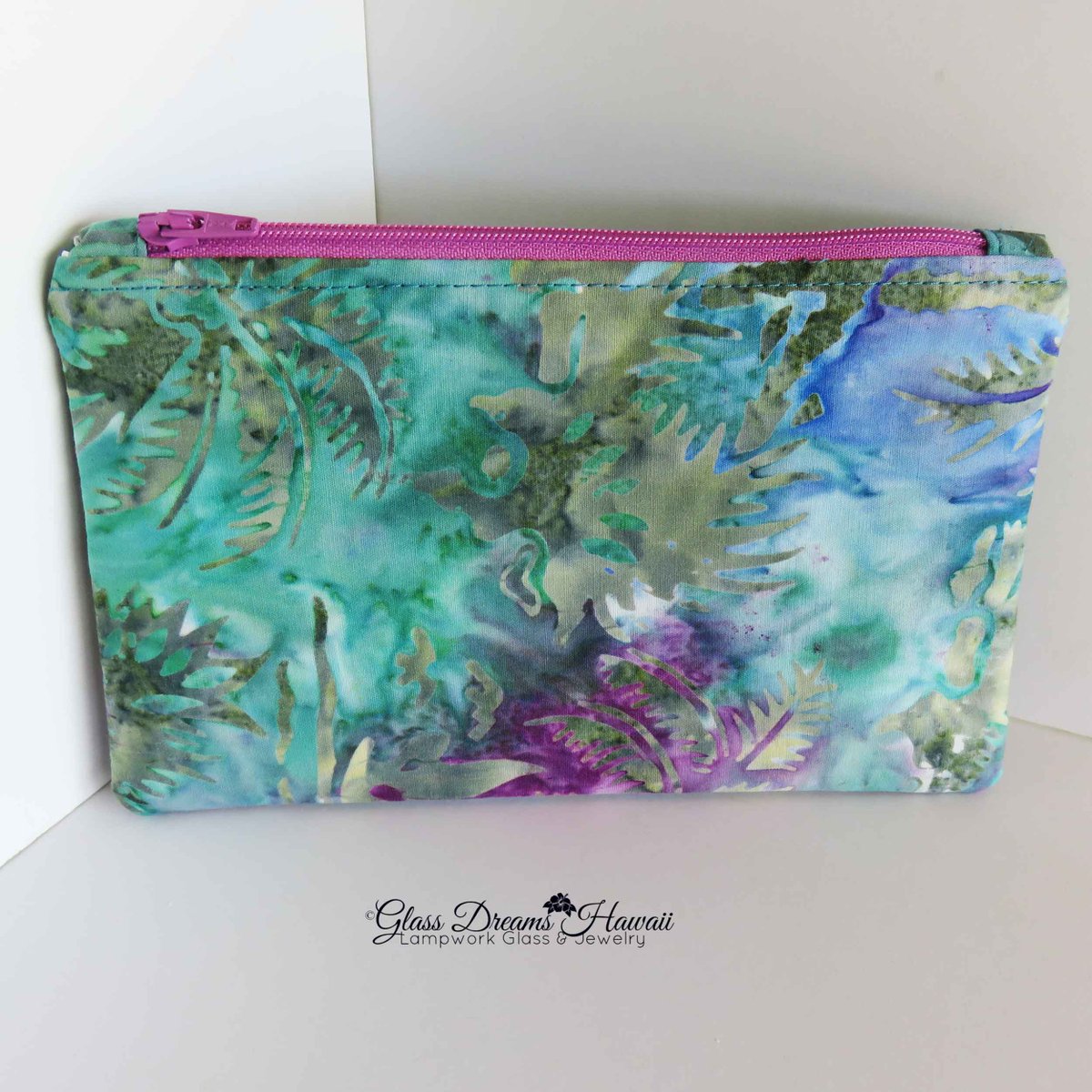 GlassHawaii's tweet photo. https://t.co/95lTS0BgcU Batik Zipper Pouch #handmade #fullylined #accessorypouch #giftideas https://t.co/rVKIafJzCf