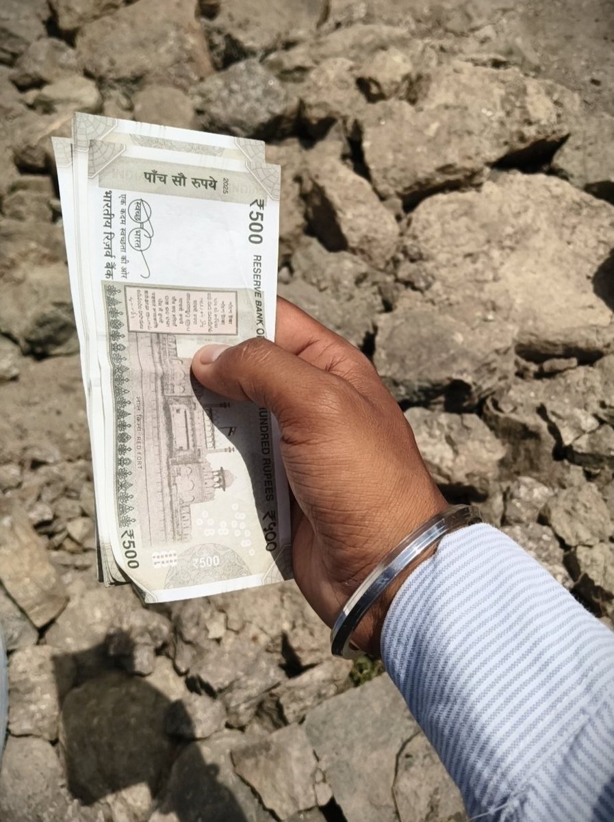 dontpulloutprdp's tweet photo. A random man came to me and said he needs money on upi to send someone who's been hospitalized, so I sent him immediately, but it was too late when I found out that the cash he gave me was fake. But have a look on how detailed are these notes. Crazy work https://t.co/yxOAKDk0qH