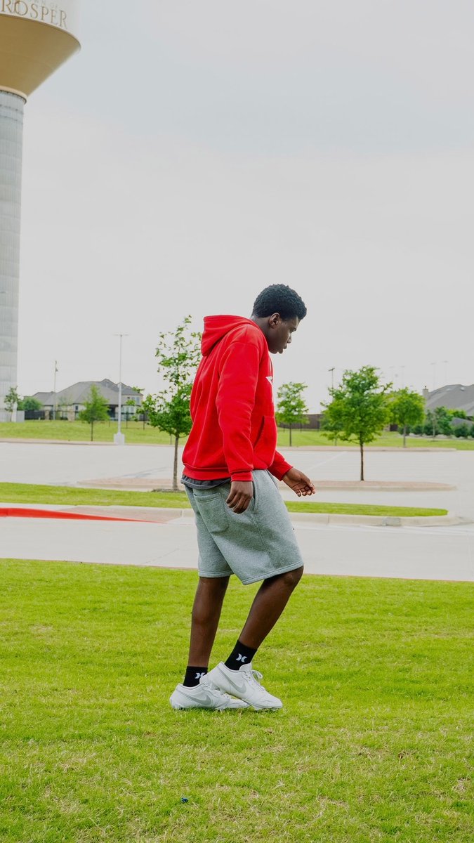VictorEnoh11's tweet photo. Every rep counts on the path to the next level. 🎯 Class of 2030 WR 6"2 190 Gunter TX #TeamGrind
#THSFB #Football #WR #Highlight @BallCoachHP @RecruitMatador @Coach__OMalley @ChadSimmons_ https://t.co/bkc8mNLse1
