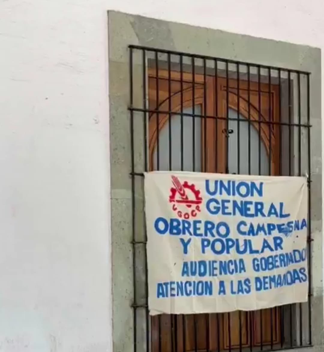 ContraProMx's tweet photo. 📢📢 Protesta en palacio de gobierno de #Oaxaca; demanda una audiencia con el gobernador la UNIÓN GENERAL OBRERO CAMPESINA Y POPULAR (#UGOCP)
Piden recursos para obras prioritarias de las comunidades que representan, y señalan que no han tenido respuesta a un pliego presentado previamente
Cabe señalar que la titular de Secretariado Ejecutivo de Seguridad @SESESP_GobOax, Karina Barón Ortiz, dirigió a esta organización antes de asumir su cargo público