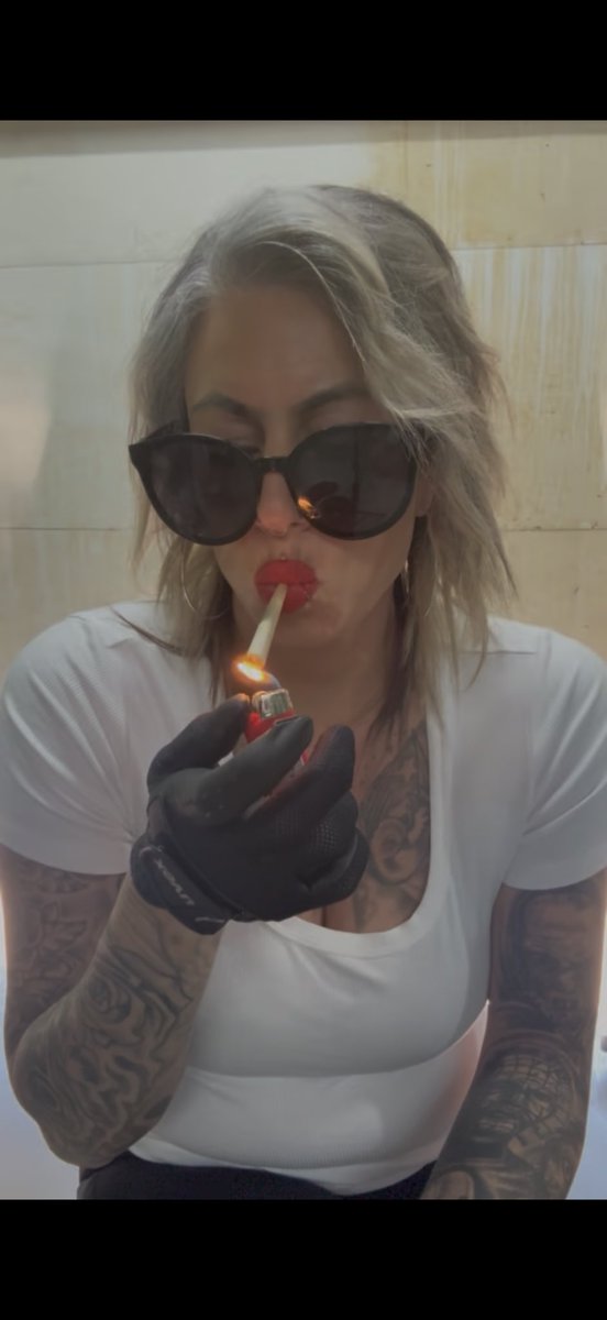 GoddessKSmokes's tweet photo. Getting โliftedโ in my newest pair of gloves! Itโs been a minute since I #smoked but itโs all coming back ๐คค #smokingfetish #glovefetish #gethigh #maryjane #smokinggoddess #touchtheclouds #timetochill https://t.co/aAU9kzMNpS