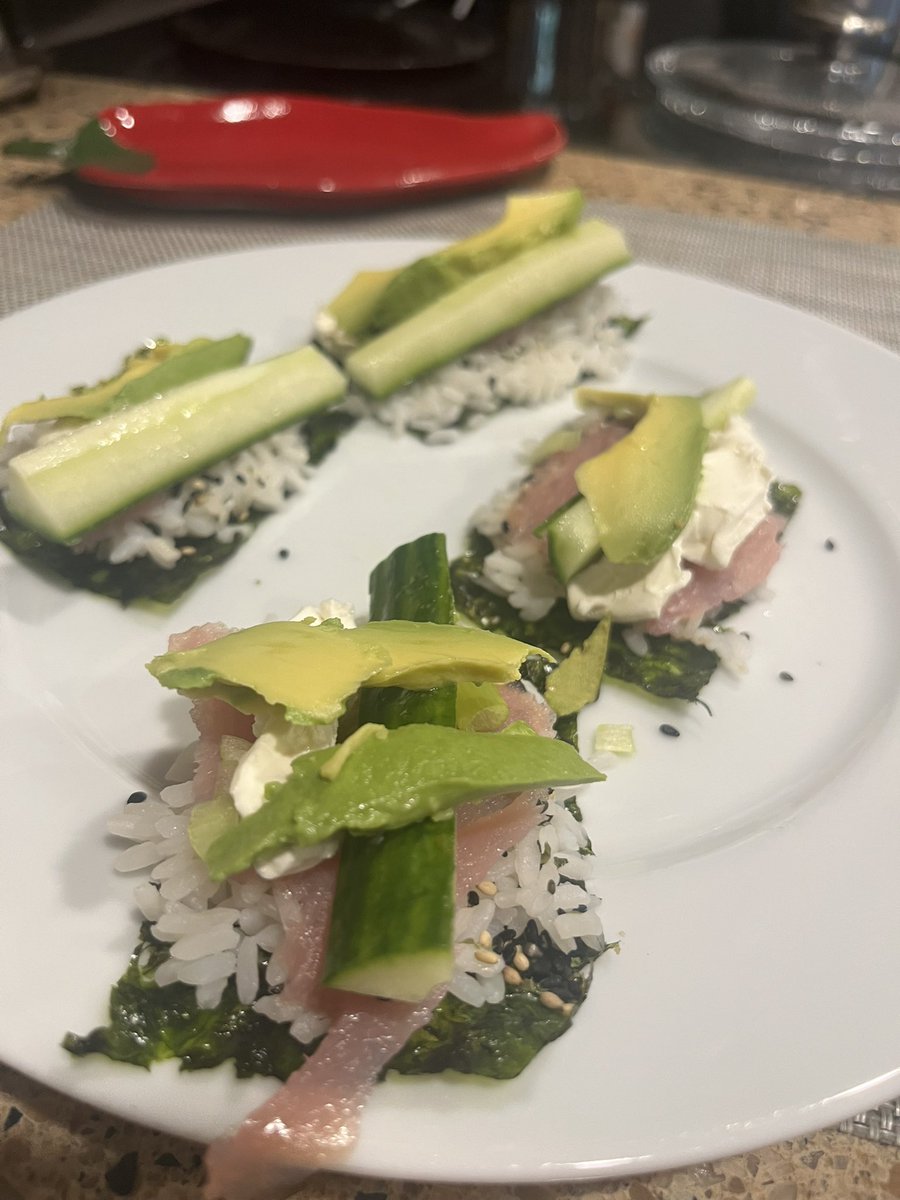 saltasolt's tweet photo. Ya me hice de comer… sushis planos de atún😂 https://t.co/UBB8mq6Rhf