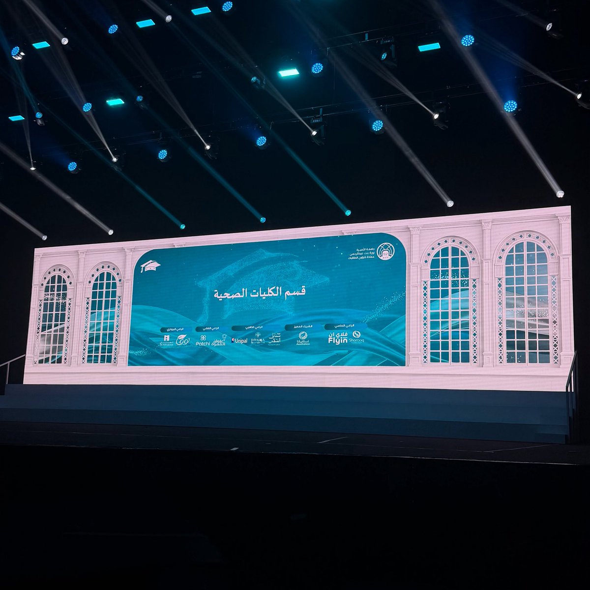 DaadAlhumaid's tweet photo. ﴿وَآخِرُ دَعْوَاهُمْ أَنِ الْحَمْدُ لِلَّهِ رَبِّ الْعَالَمِينَ﴾
ما سلكنا البدايات إلا بتيسيره، وما بلغنا النهايات إلا بتوفيقه، وما حققنا الغايات إلا بفضله، 
الحمدلله تم تخرّجي بتخصص دكتور علاج طبيعي مع مرتبة الشرف 💙🎓 https://t.co/cFwCqX7m8x
