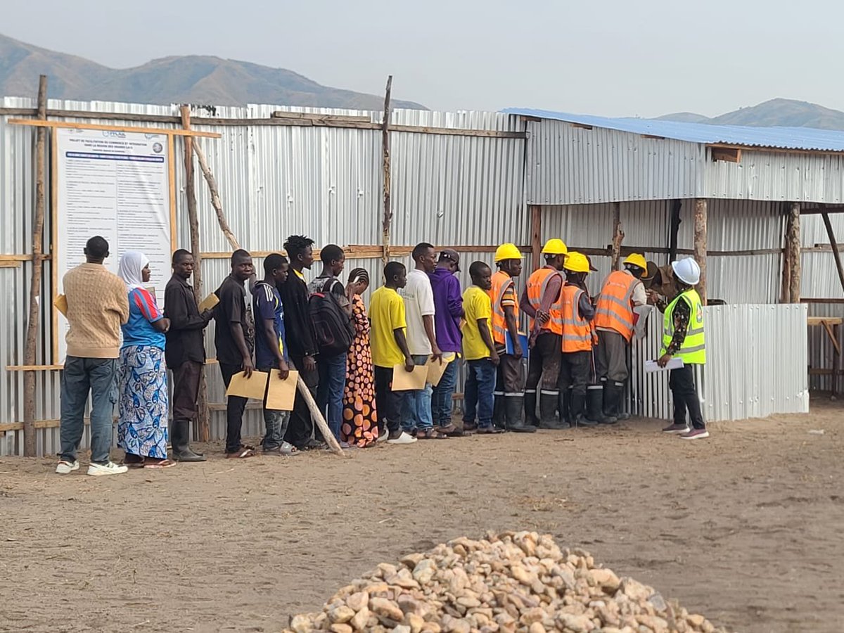 pfciglrdc's tweet photo. 📸 #ImageDuJour | Plus de 500 jeunes, un même espoir.
Ds le cadre de la mise en œuvre du PFCIGL, plus de 500 candidatures ont été enregistrées après l'appel lancé par SAGEC-KAT pour le recrutement de la main-d'œuvre locale sur le chantier du Marché transfrontalier de Kavimvira. https://t.co/DbLJfIGfqH