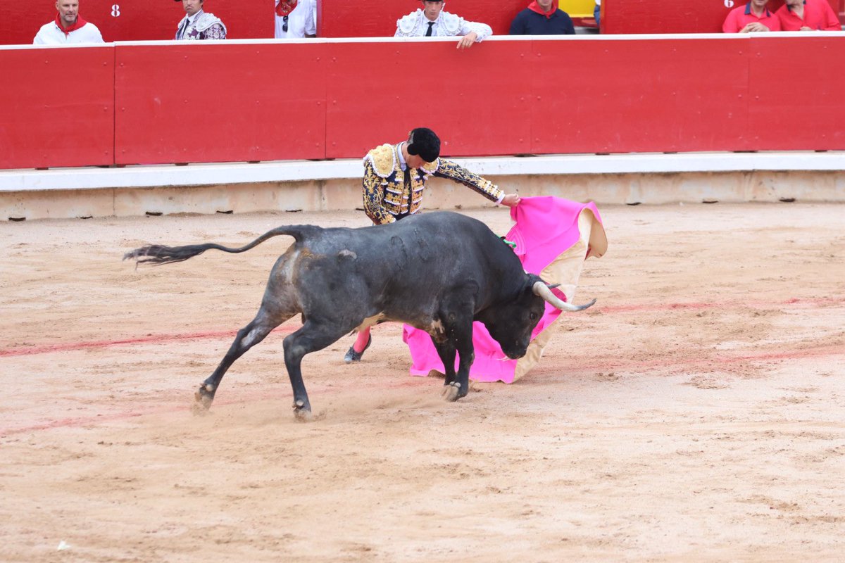 EnfoqueTaurino's tweet photo. No tuvo suerte Escribano en el cuarto, aunque la sombra pidió la oreja, no era faena de oreja y el palco no la otorgo https://t.co/feQhJ0zgRC