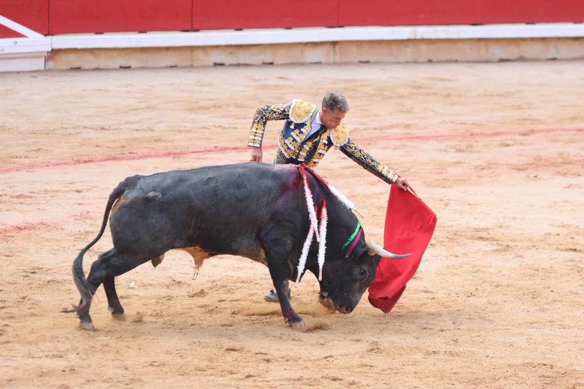 EnfoqueTaurino's tweet photo. No tuvo suerte Escribano en el cuarto, aunque la sombra pidió la oreja, no era faena de oreja y el palco no la otorgo https://t.co/feQhJ0zgRC