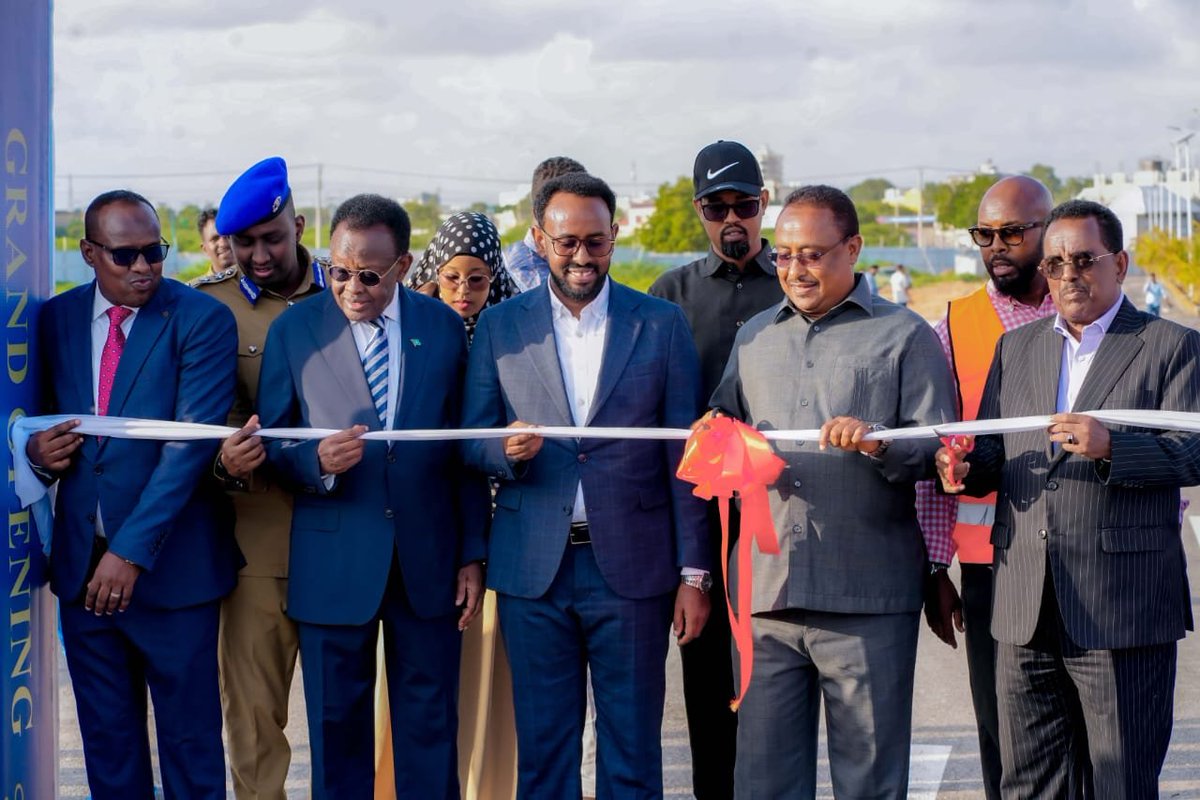 Mpwr_Somalia's tweet photo. The Minister of Public Works, Reconstruction and Housing of the FGS, H.E @AyubIsmailYusuf , today laid the foundation stone for a major development project and officially inaugurated a newly constructed road as part of the ongoing efforts to modernize the capital city, Mogadishu. https://t.co/2H5CLRE28G