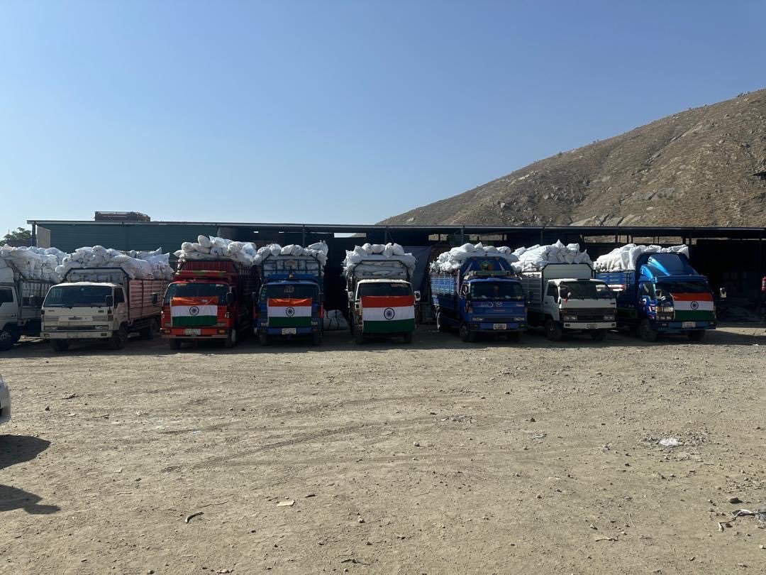 burhan_uddin_0's tweet photo. Thanks to India 🇮🇳 for continuously providing assistance to Afghanistan.

India has provided family tents to AFG Ministry of Refugees and Repatriation to support Afghan returnees with shelter and rehabilitation needs.

This timely gesture of solidarity comes at a critical moment. https://t.co/9i8S8Q7yeJ