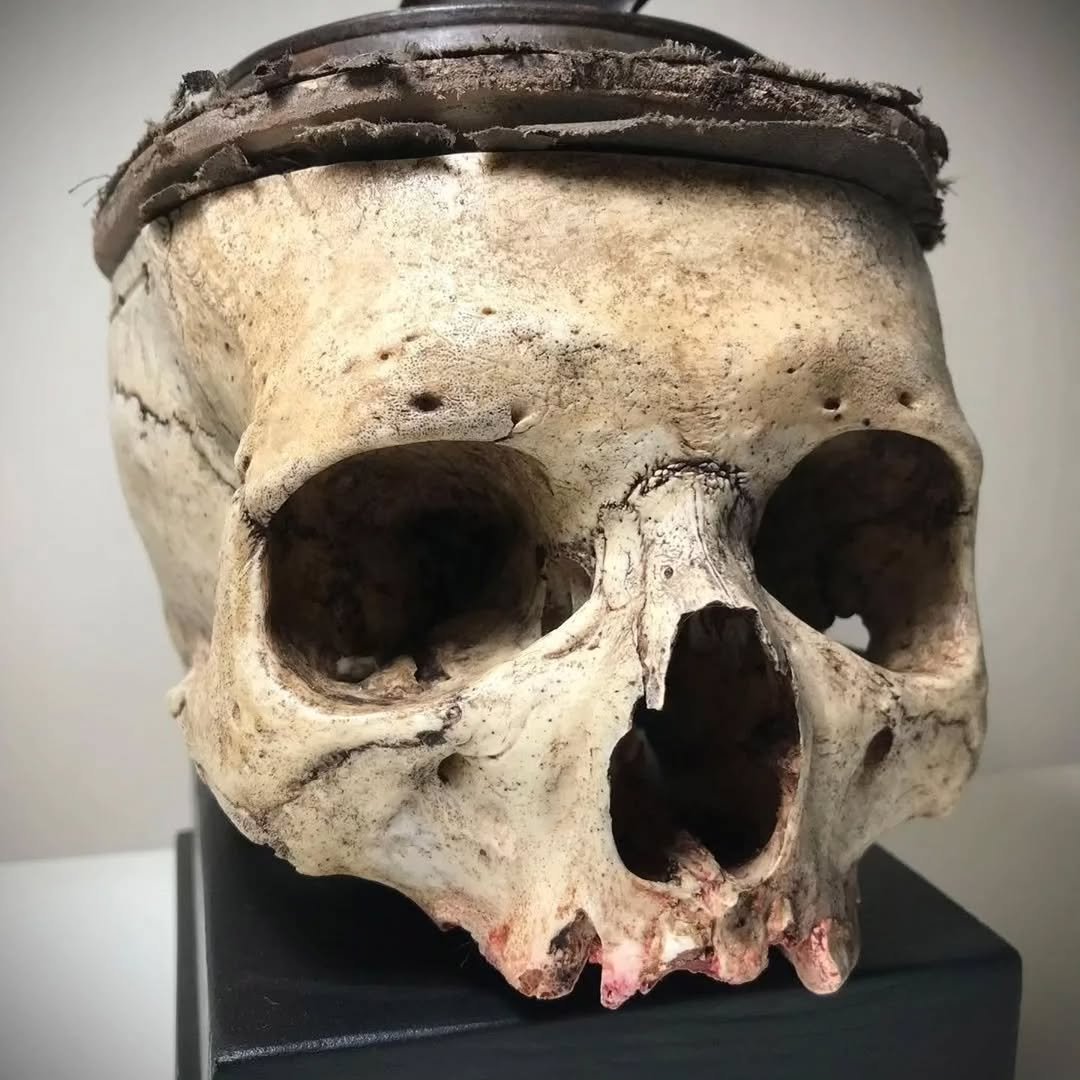 WilliamsJa60455's tweet photo. Available . Old and rare Swiss reliquary 18th . the upper part is made of wood, a slot made of metal allowed to insert money in order to participate in the maintenance of the burial.  remains of red wax at the level of the teeth, which made it possible to fix it on the altar . https://t.co/QBJ0AIuNA2