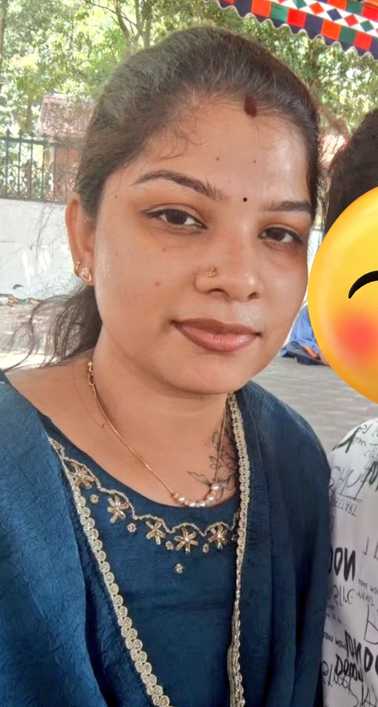keerthi_ba44516's tweet photo. Lip kiss Panna asaiya eruka udambu semmya vachi eruka lips sappi uriyanum udambu full nakki eadukanum pola eruku eyes parthuttey molai nipple sappi taste panna assai eruku enaku poola sappa vidanum https://t.co/NiMAsR3smh