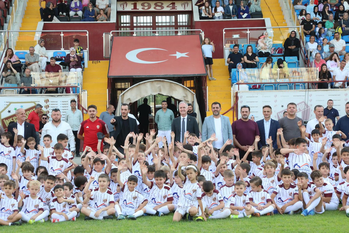 alpertaban16's tweet photo. 📍İnegölspor Yaz Spor Okulları’nın açılış programına katılarak geleceğimizin teminatı evlatlarımızın heyecanına ortak olduk.

⚽ Spor okullarımıza katılan tüm çocuklarımıza başarılar diliyorum. https://t.co/d5vJhqeiUM