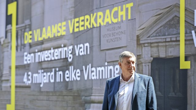 Mauritsvdr's tweet photo. De Vlaamse subsidies stromen gezellig verder. Komende vrijdag staan er een 15 tal nieuwe op de Vlaamse regering. Waaronder: een nieuw congres-en evenementencentrum in Mechelen. Want dat is in Vlaanderen uiteraard een kerntaak van de overheid.

Ken je "Vlaamse veerkracht" nog? Dat was het groot Vlaams plan om onze economie te lanceren. Er werd een giga-reclame campagne over gevoerd. Alles ging zogezegd naar "economische relance en produciviteit gaan".

Wel, dat is de grootste leugen van de overheid de laatste tien jaar. Met die Vlaamse veerkracht zijn er miljarden naar de meest absurde uitgaven gegaan. Van influencers tot een congrescentrum. En het blijft maar duren. 

Geen journalist die hierin geinteresseerd. Nochtans miljarden belastingsgeld. Heeft niets met economische relance te maken. De Jambon-communicatie erover destijds werd wel groots gebracht.